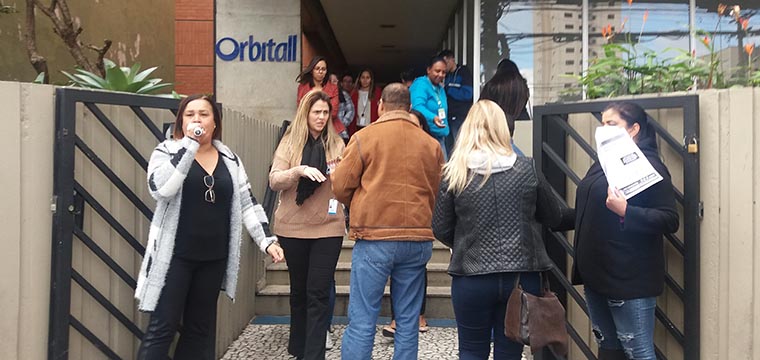 Dirigentes do Sintetel protestam na porta da empresa