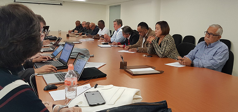 Bancada sindical  direita negocia com os patres (esquerda)