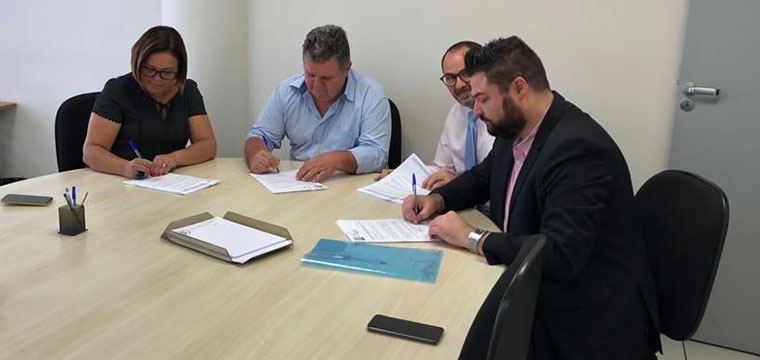 Dirigentes do SINTETEL protocolam pauta junto ao representante das empresas