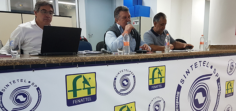 O Vice-presidente do Sintetel, Mauro Cava (ao centro) faz abertura da assembleia ao lado do dirigente Marcos Milanez (a esq.) e do diretor Financeiro, Gilberto Dourado (a dir.)