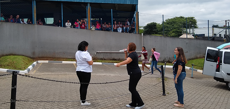 De dentro da empresa, trabalhadores ouvem o recado do Sindicato