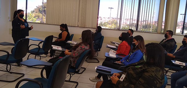 Dirigente do Sintetel, Maria Edna, durante explicao na Almaviva Itu