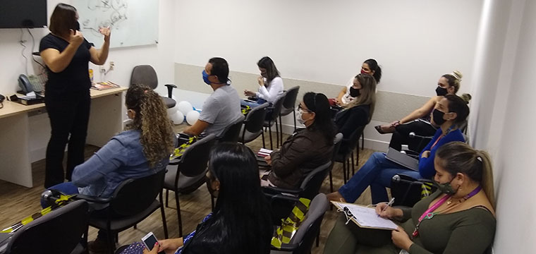 Dirigente do Sintetel, Aurea Barrence, durante esclarecimentos na Almaviva Limeira