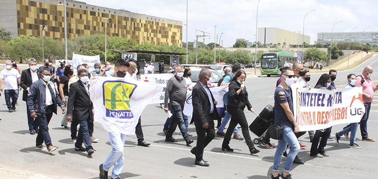 Protesto seguiu at o Congresso Nacional. Dirigente do Sintetel, Anglica, discursa durante passeata (Imagem: Andr Oliveira)