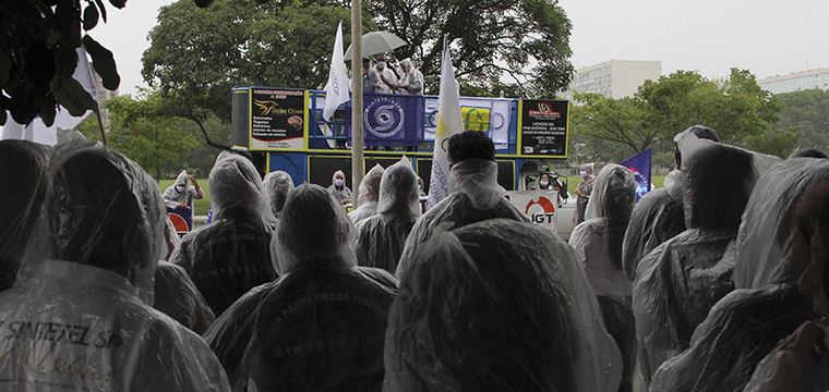 Embaixo de chuva, os dirigentes e representantes de base do Sintetel reivindicaram a desonerao (Foto: Andr Oliveira)