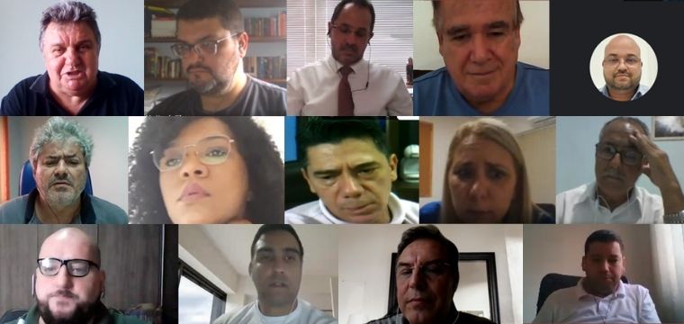 Mauro Cava de Britto, coordenador da Comisso de Negociao dos trabalhadores (no canto superior esquerdo) e o dirigente do Sintetel Ricardo Martins negociam com os representantes da Claro