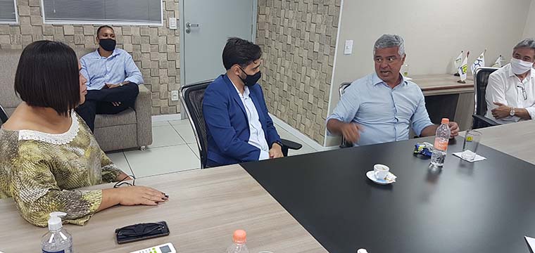 Dirigente do SINTETEL e coordenadora nacional do Teleatendimento da FENATTEL, Aurea Barrence, ouve o senador Major Olimpio sobre a regularizao da profisso de teleoperador