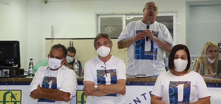 Presidente do Sintetel, Almir Munhoz, discursa aps proclamao da eleio da Chapa 1