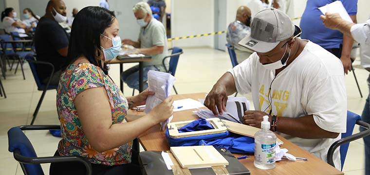 Escrutinadores contam os votos