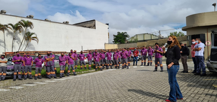 Cristiane do Nascimento, dirigente do Sintetel, esclarece dvidas dos trabalhadores da Vivo Guarulhos