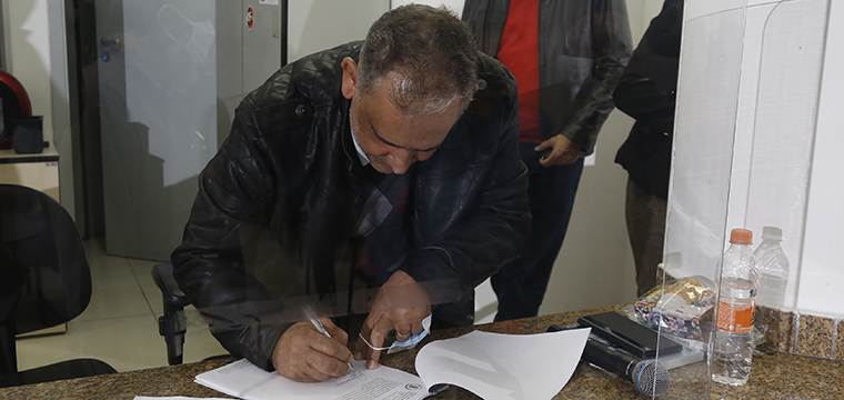 O presidente do SINTETEL, Gilberto Dourado, assina a ata de posse