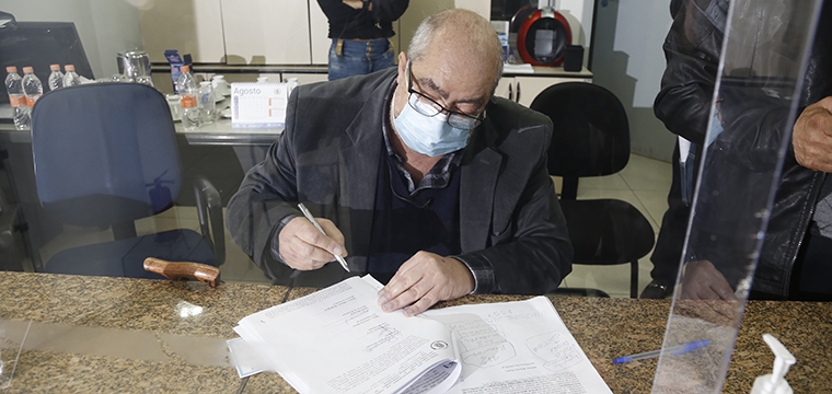 O diretor de Finanas, Almir Munhoz, assina ata de posse