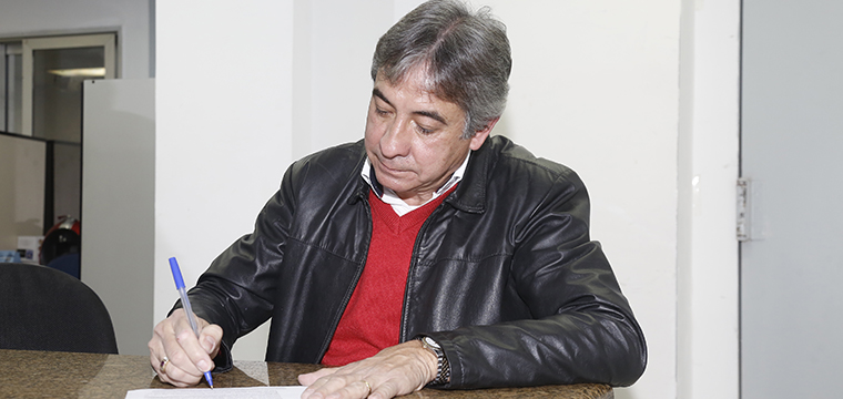 O diretor Secretrio do SINTETEL, Marcos Milanez, assina a ata de posse
