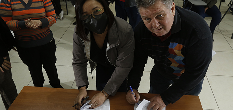 A diretora das Relaes Sindicais, Aurea Barrence (a esquerda) assina a ata de posse ao lado de Mauro Cava, Secretrio Geral
