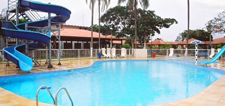 A colnia conta com piscinas adulto e infantil