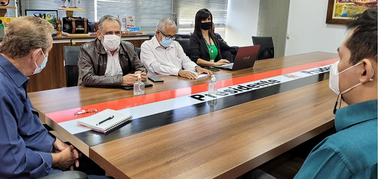 Prefeito Ed Thomas ouve o presidente do SINTETEL, Gilberto Dourado ao lado do diretor Regional, Jorge Luiz Xavier, Andreia Silva, dirigente do SINTETEL e o vereador Douglas Kato