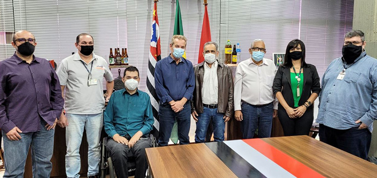 Helton Sapia, Sec. de Tec. da Prefeitura, Emerson Zandonato sup. de Redes da TEL, vereador Douglas Kato, prefeito Ed Thomas, Gilberto Dourado, pres. do SINTETEL, Jorge Xavier, diretor Reg. de Bauru/Rio Preto, Andreia Silva e Gilberto Freitas