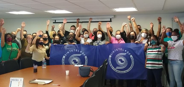 Representantes sindicais com o presidente do SINTETEL, Gilberto Dourado, convocam os trabalhadores em teleatendimento para compor a Pauta de Reivindicações