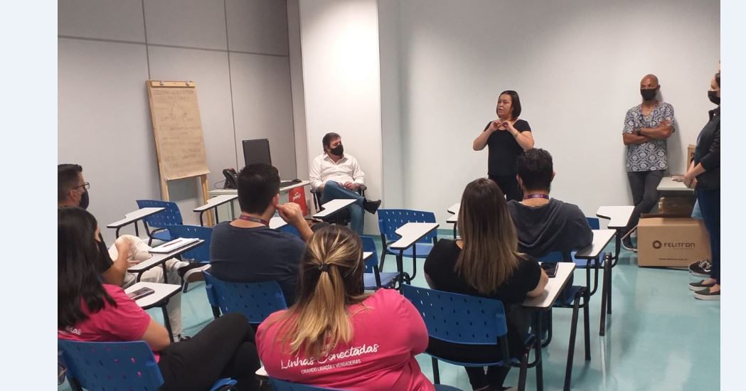 Coordenadora do Teleatendimento do SINTETEL, Aurea Barrence, conversa com as lideranas da empresa