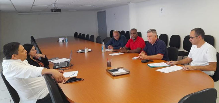 Representantes da FFA ouvem as consideraes dos dirigentes do SINTETEL (esq.)