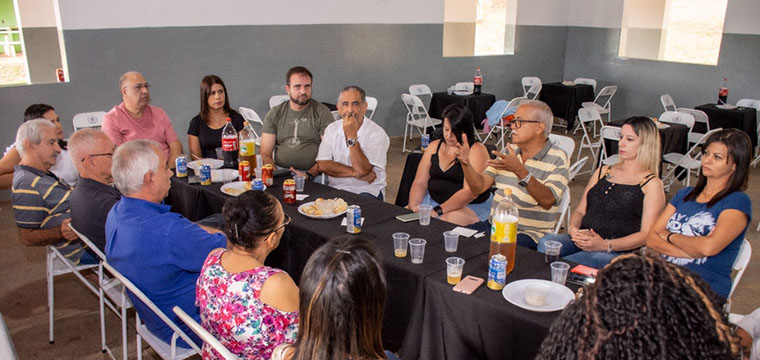 Diretor Regional de Bauru e Rio Preto, Jorge Luiz Xavier, comemora a inaugurao do clube com os presentes