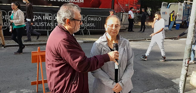 A diretora Social, Cristiane do Nascimento, concede entrevista à TV dos Comerciários