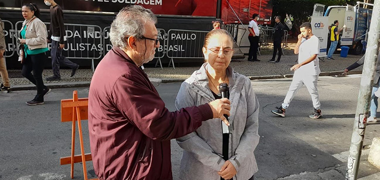 A diretora Social, Cristiane do Nascimento, concede entrevista  TV dos Comercirios