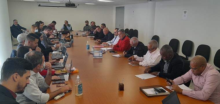Bancada sindical ( direita) durante a rodada final de negociao com os representantes das empresas ( esquerda)