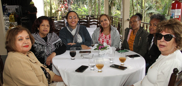 Amigas de longa data comemoram o reencontro