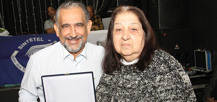 Gilberto Dourado, presidente do SINTETEL, homenageia a aposentada Conceio Gonalves pelos anos de dedicao ao Sindicato