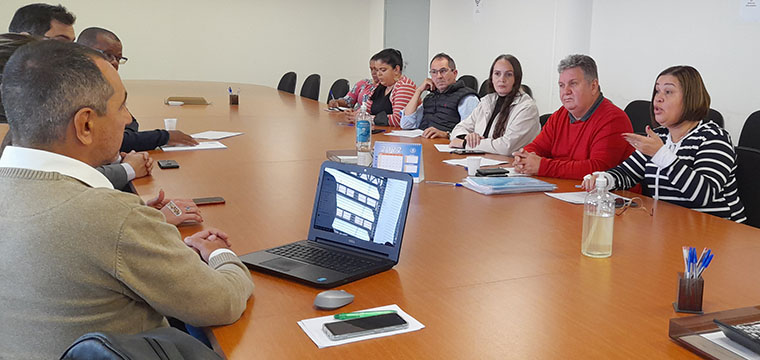 Representantes da LIQ ouvem os argumentos da direo do Sindicato