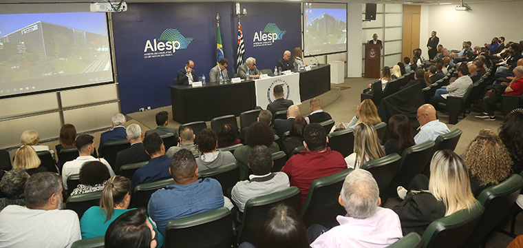 O auditrio Paulo Kobayashi ficou completo com trabalhadores da categoria