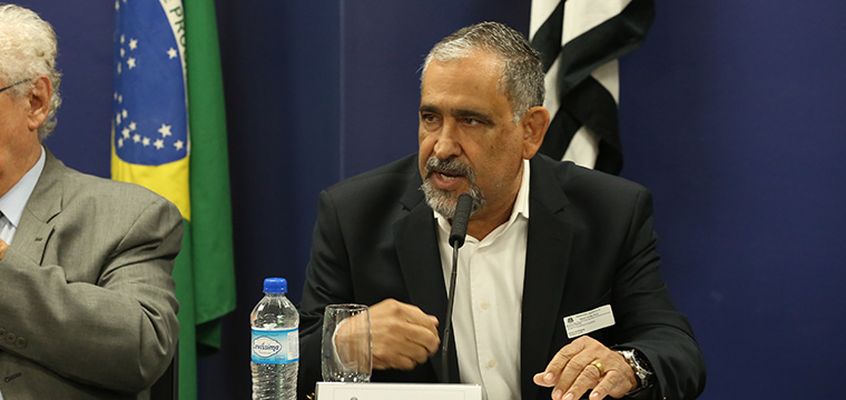 Gilberto Dourado, presidente do SINTETEL, agradece pela homenagem