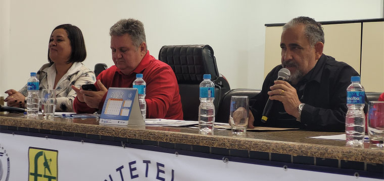 Gilberto Dourado, presidente do SINTETEL, faz a abertura da reunio