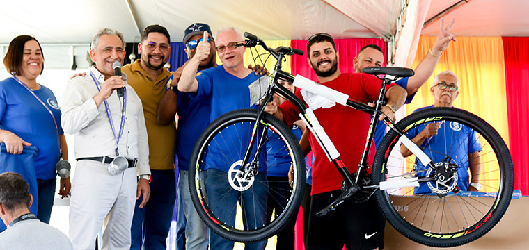 Otvio Alves da Silva da  Tel de Ribeiro Preto foi um dos ganhadores da bike 