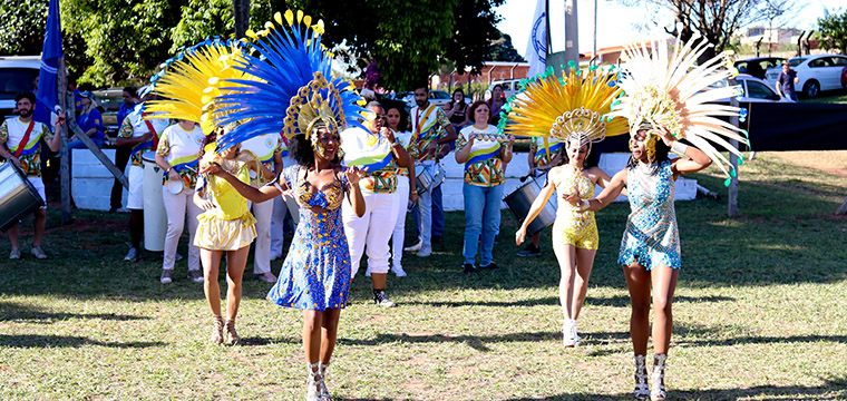 Escola de Samba Estao 1 de agosto botou a galera para sambar