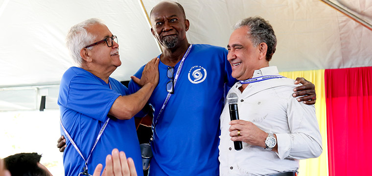 Izaas Ambrsio da Silva (ao centro) foi homenageado pelos servios prestados  categoria