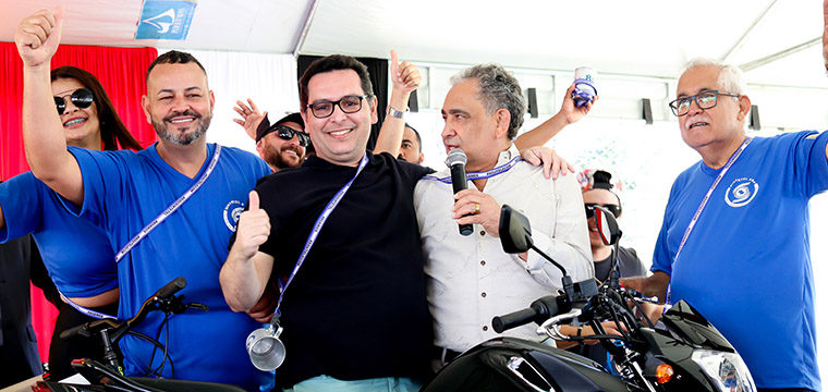 Carlos Adler Oliveira, da TEL de Rio Preto, recebe das mos do presidente do SINTETEL, Gilberto Dourado, uma moto 0 KM