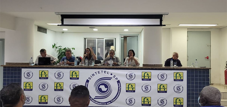 Cristiane do Nascimento, diretora Social do SINTETEL, explica aos associados/delegados sobre a importncia do engajamento na comunicao do Sindicato