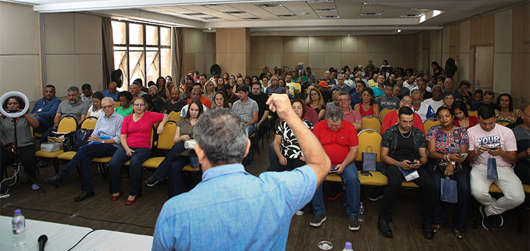 Gilberto explica a importncia do Programa de Formao Sindical aos presentes  