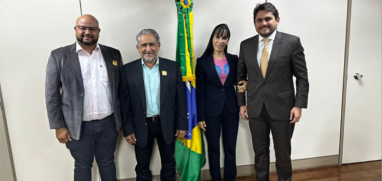 Rogrio Soares, presidente do SINTTEL-SC, Gilberto Dourado, presidente do SINTETEL e da FENATTEL, Vivien Suruagy, presidente da Feninfra e o ministro das Comunicaes, Juscelino Filho