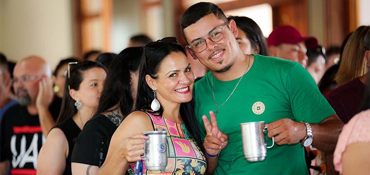 Casal de trabalhadores faz um brinde em homenagem  confraternizao