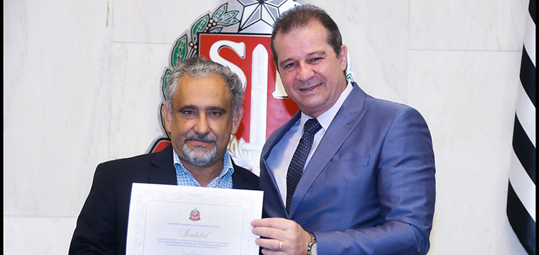 Presidente do SINTETEL, Gilberto Dourado, recebe o diploma de homenagem das mãos do Deputado Estadual, Luiz Fernando