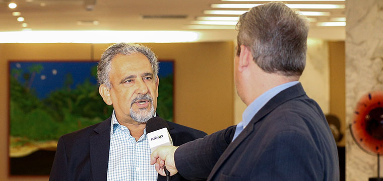 O presidente do SINTETEL, Gilberto Dourado, concede entrevista à TV Alesp