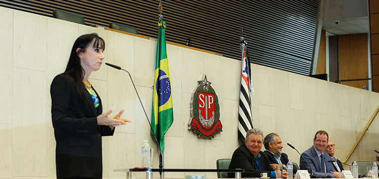 Presidente da Feninfra, Vivien Mello Suruagy, dirige a palavra ao pblico presente