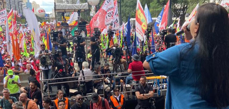 Diretora do SINTETEL, Maria Edna, fala representando as mulheres do setor de Telecom