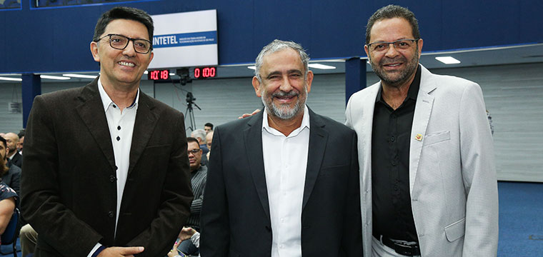 O propositor da homenagem, vereador Jos Luiz, presidente do SINTETEL, Gilberto Dourado e o presidente da Cmara, vereador Roberto do Eleven