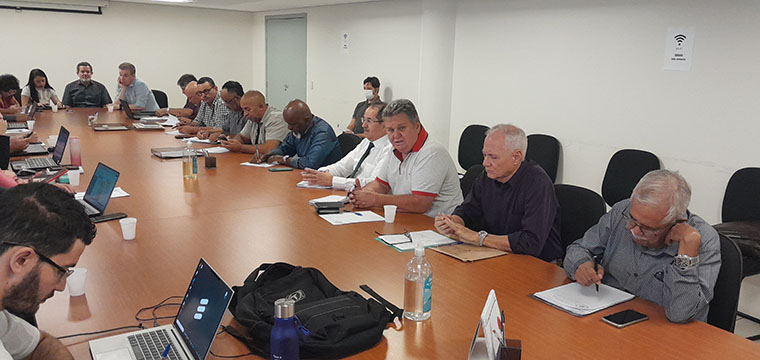 O coordenador de Negociaes e secretrio Geral do SINTETEL, Mauro Cava de Britto (camisa branca ao centro), expe as reivindcaes dos trabalhadores s empresas