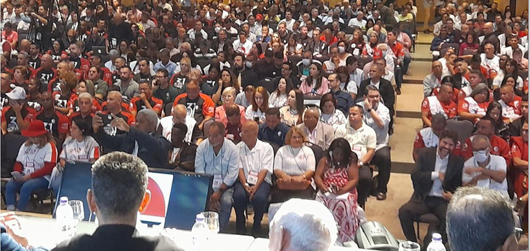 Plenria do 5 Congresso Nacional da UGT. Na 3 fileira parte da delegao do SINTETEL