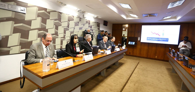 Vivien Suruagy , presidente da Feninfra, participou do debate